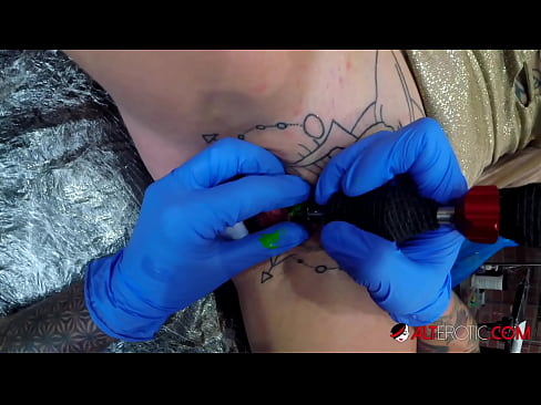 ❤️ Extreem getatoeëerde hottie Sully Savage kreeg een tatoeage op haar clitoris ❌ Anal porno at porn nl.yourxxxvideos.ru ☑